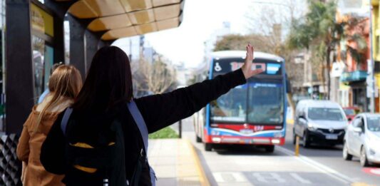 El gobierno, las cámaras empresariales y la UTA se reúnen este jueves para destrabar el conflicto salarial y evitar un nuevo paro de colectivos en el AMBA. Todos los detalles.