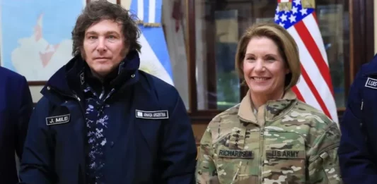En medio de las negociaciones por la ley ómnibus bis, la visita de la jefa del Comando Sur estadounidense vuelve a tensar la relación entre Milei y los gobernadores de la Patagonia.