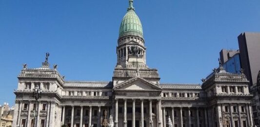 Pese a que los gobernadores cambiemitas no confirmaron el apoyo a la ley ómnibus, el Ejecutivo amaga con enviar la ley ómnibus al Congreso este viernes.