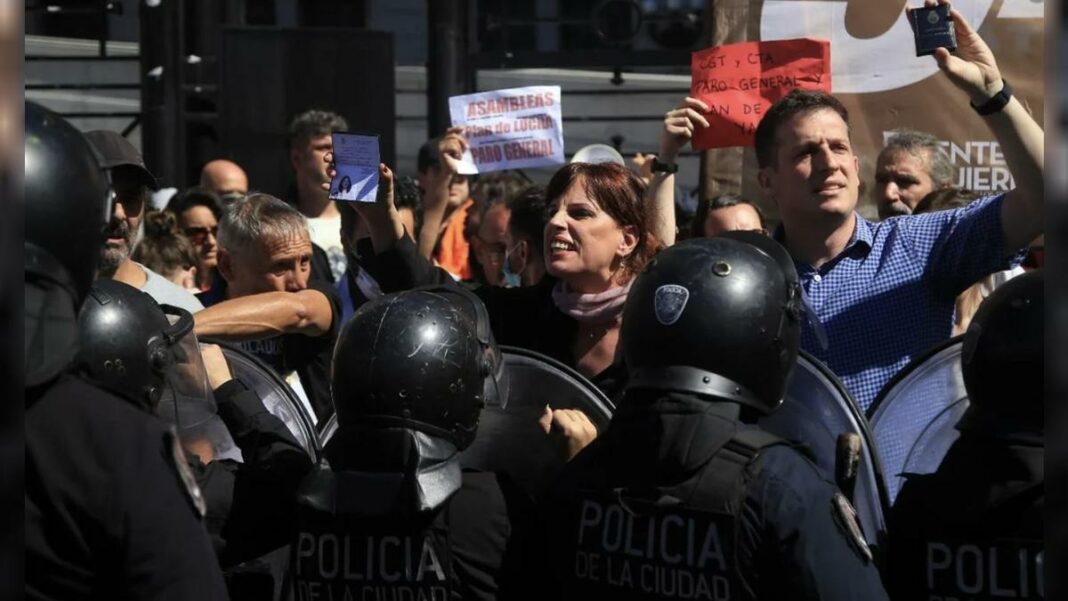 Jubilados y docentes sufrieron una fuerte represión con gases lacrimógenos en la concentración a la Plaza de los Congresos.