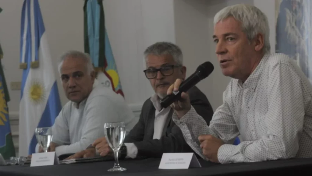 El miembro de la agencia de Desarrollo de la Municipalidad, Hernán Vigier; el subsecretario de Tecnología, Ricardo de Weerth; y el funcionario de la subsecretaría de Movilidad Urbana y Transporte, Fabián Literas, presentaron el pasado miércoles Parking Bahía.