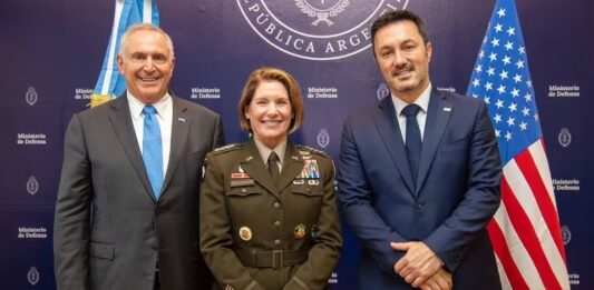 El ministro de Defensa, Luis Petri, mantuvo un encuentro con la jefa del Comando Sur de Estados Unidos, Laura Richardson, en la sede de dicha cartera.