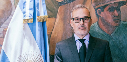 El ministro de Salud, Mario Russo, afirmó que la actual vacuna contra el dengue aún "no es efectiva para mitigar el brote".