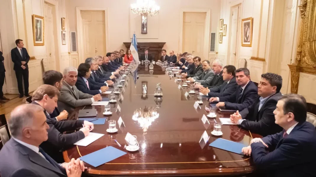 16 gobernadores de todos los colores políticos preparan un petitorio para rechazar el Pacto de Mayo que propuso Javier Milei el pasado 1 de marzo.