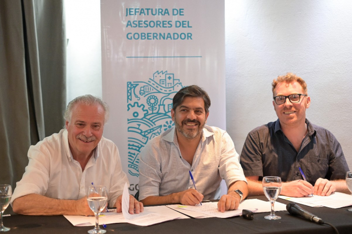 José Luis Horna y Carlos Bianco sonríen en una firma de convenios, durante el interinato del peronista en Roque Pérez.