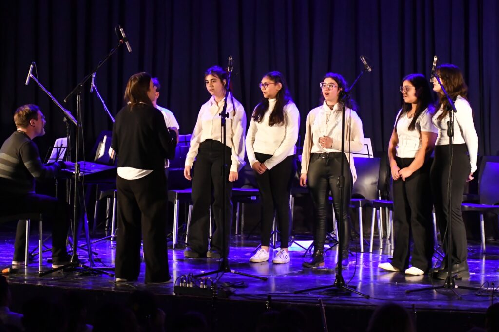 La puesta en escena de la Escuela Municipal de Música de Monte Hermoso contó con la presencia de más de 60 chicos.