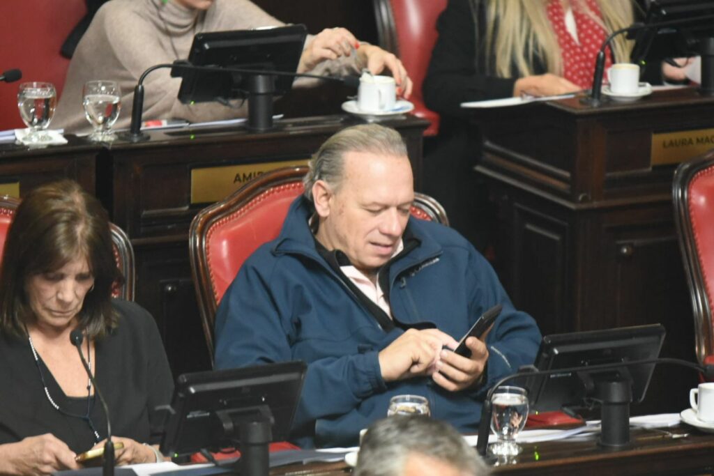 Sergio Berni se sienta al lado de la jefa de bloque peronista Teresa García, la encargada de desarticular su desplante.