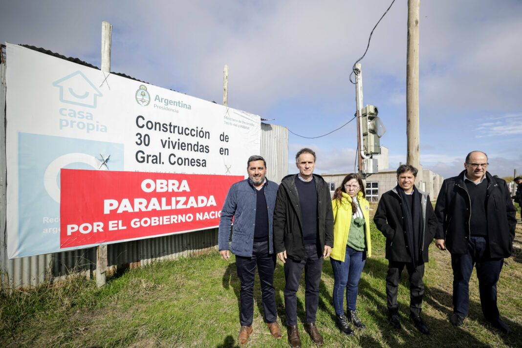 El gobernador bonaerense estuvo en Tordillo y apuntó contra el gobierno nacional de Milei por desfinanciar las obras públicas.