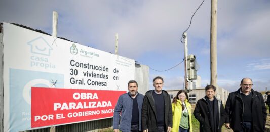 El gobernador bonaerense estuvo en Tordillo y apuntó contra el gobierno nacional de Milei por desfinanciar las obras públicas.
