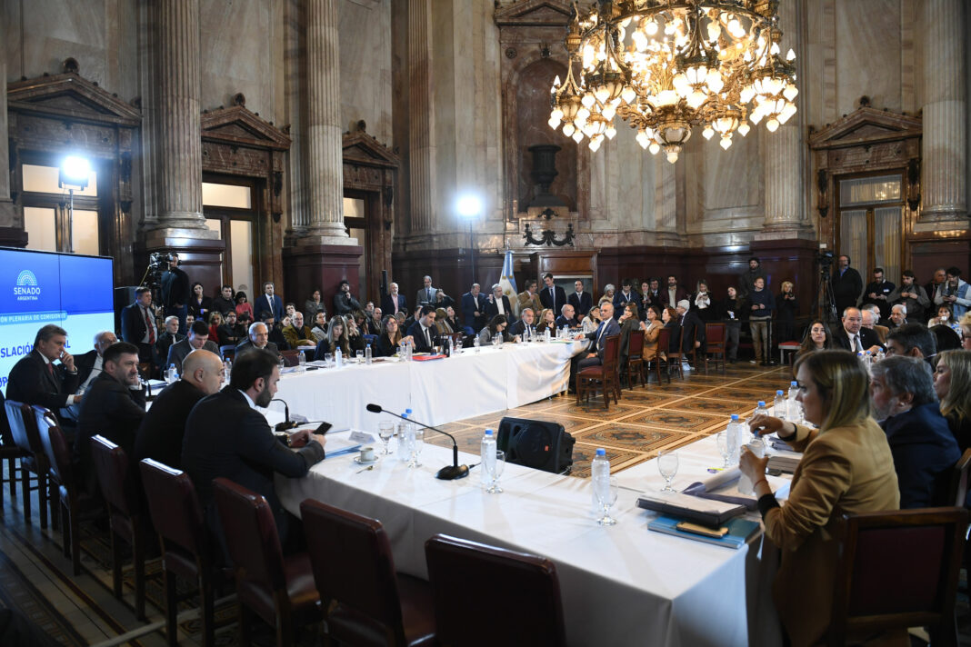 El oficialismo anunció que alcanzó las firmas necesarias para obtener dictamen sobre la Ley Bases y el Paquete fiscal. Cuándo se tratan.