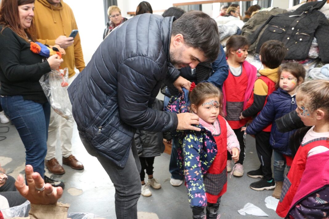 En el marco del programa “Castelli te abriga”, el intendente del municipio bonaerense, Francisco Echarren, entregó este miércoles más de 1000 camperas de abrigo.