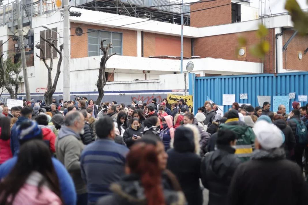 Referentes de organizaciones sociales y comedores populares protestan frente a los galpones del Ministerio de Capital Humano, por la falta de entrega de alimentos.