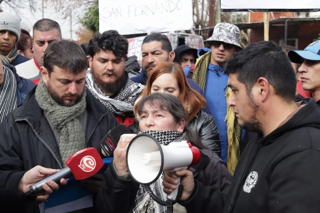 Dirigentes sociales protestan frente a los galpones del Ministerio de Capital Humano, por la falta de entrega de alimentos.