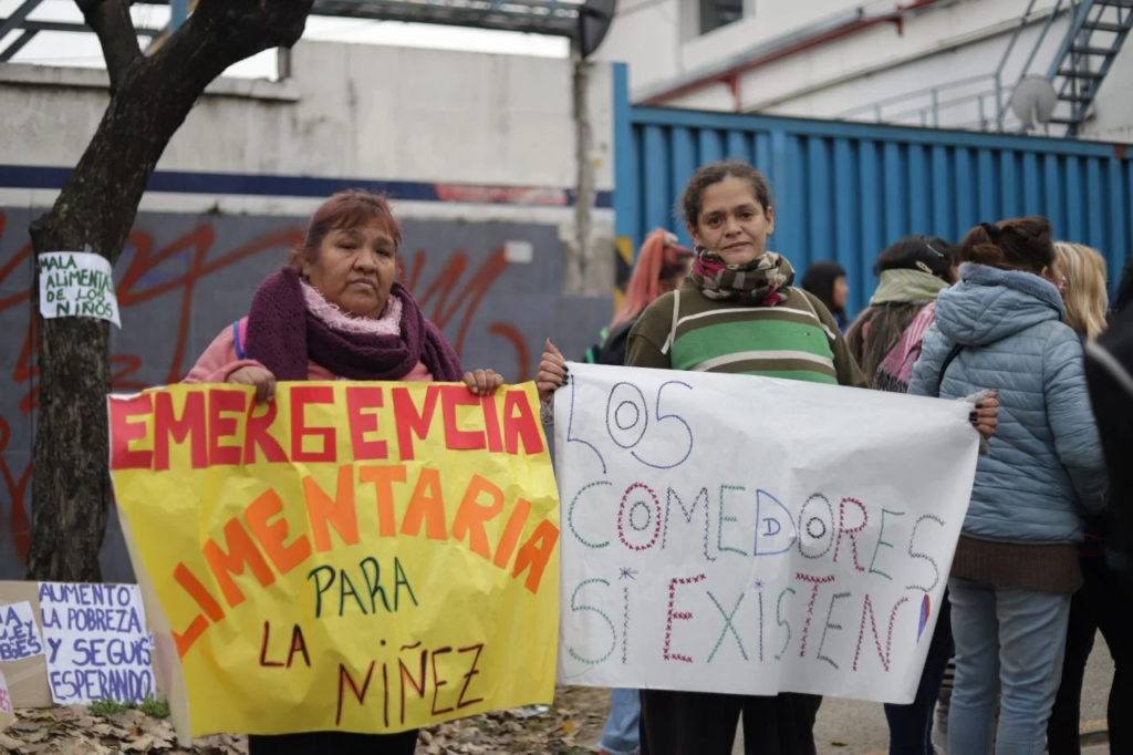 Referentes de comedores populares protestan frente a los galpones del Ministerio de Capital Humano, por la falta de entrega de alimentos.