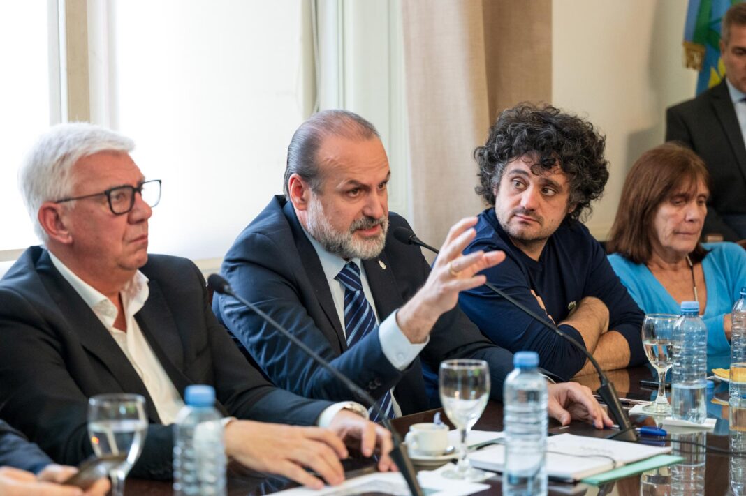 El intendente de Bahía Blanca, Federico Susbielles, visitó este martes la Legislatura bonaerense para recibir apoyo en su reclamo por la planta de YPF.