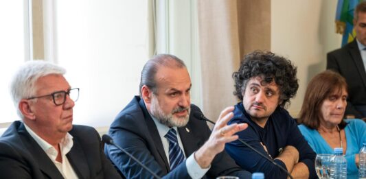 El intendente de Bahía Blanca, Federico Susbielles, visitó este martes la Legislatura bonaerense para recibir apoyo en su reclamo por la planta de YPF.