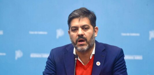 El ministro de Gobierno bonaerense, Carlos Bianco encabeza la conferencia de prensa con su par de Producción y con el titular del Banco Provincia.