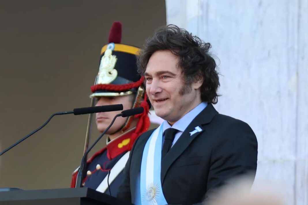 Por cadena nacional desde Córdoba, Milei anunció el Consejo de Mayo, prometió bajar impuestos y elogió a Luis “Toto” Caputo. “Los precios están bajando”, sostuvo.