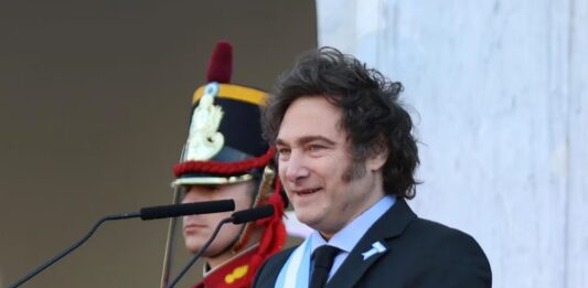 Por cadena nacional desde Córdoba, Milei anunció el Consejo de Mayo, prometió bajar impuestos y elogió a Luis “Toto” Caputo. “Los precios están bajando”, sostuvo.