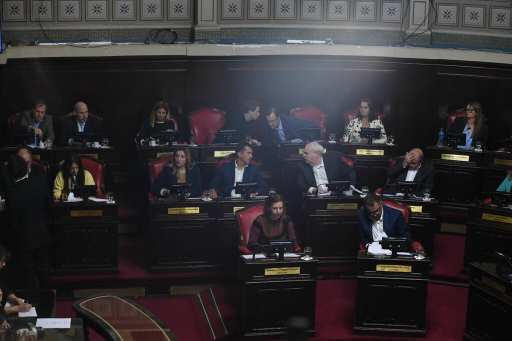 Daniela Reich a metros de los senadores Aldana Ahumada y Christian Gribaudo, dos de los renunciantes del PRO bonaerense.