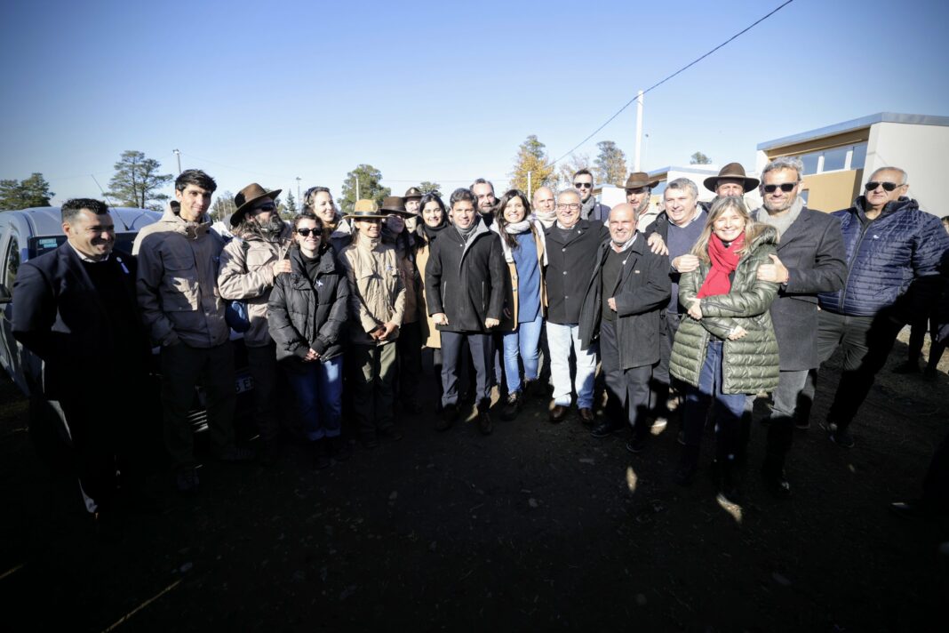 Durante una entrega de viviendas en Torquist, el gobernador bonaerense, Axel Kicillof, salió a responder las críticas del presidente Javier Milei. “Esta en un cumpleaños”, disparó.