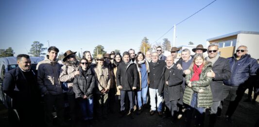 Durante una entrega de viviendas en Torquist, el gobernador bonaerense, Axel Kicillof, salió a responder las críticas del presidente Javier Milei. “Esta en un cumpleaños”, disparó.