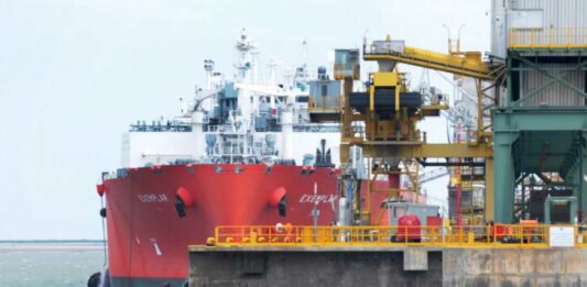 El Gobierno bonaerense firmó un decreto que declara de interés provincial la instalación de la planta de GNL en Bahía Blanca.