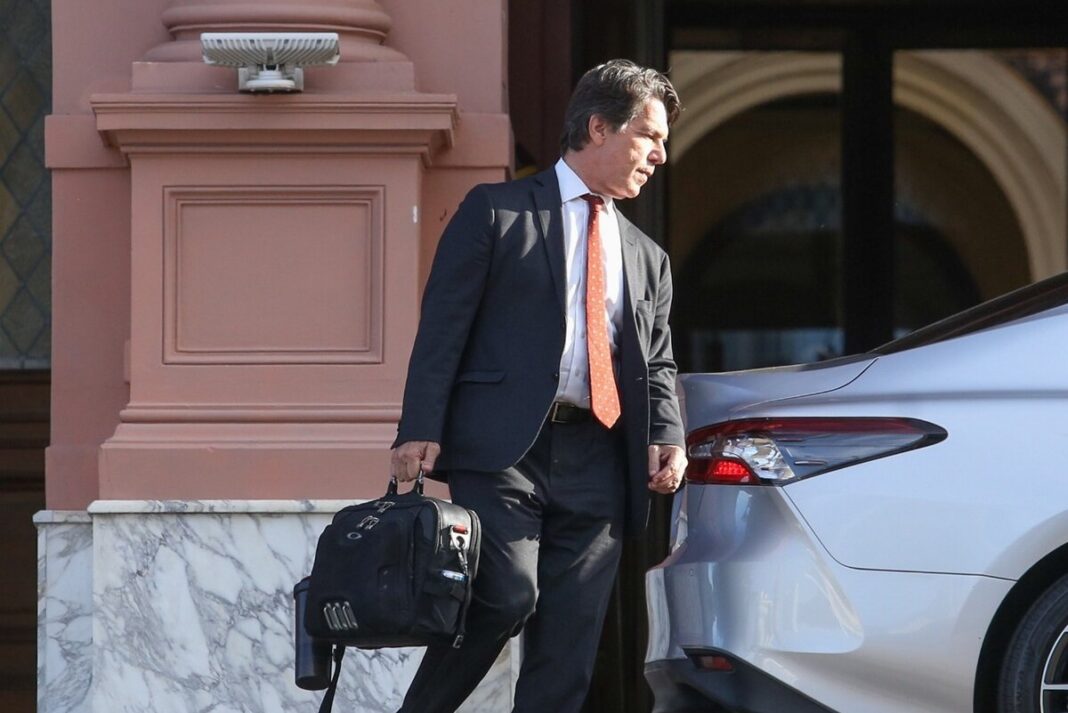 En medio de los rumores por su ausencia en el Luna Park, el vocero presidencial, Manuel Adorni, desmintió la salida del jefe de Gabinete, Nicolás Posse, del Gobierno nacional.