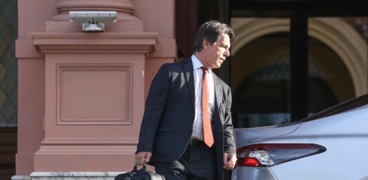 En medio de los rumores por su ausencia en el Luna Park, el vocero presidencial, Manuel Adorni, desmintió la salida del jefe de Gabinete, Nicolás Posse, del Gobierno nacional.
