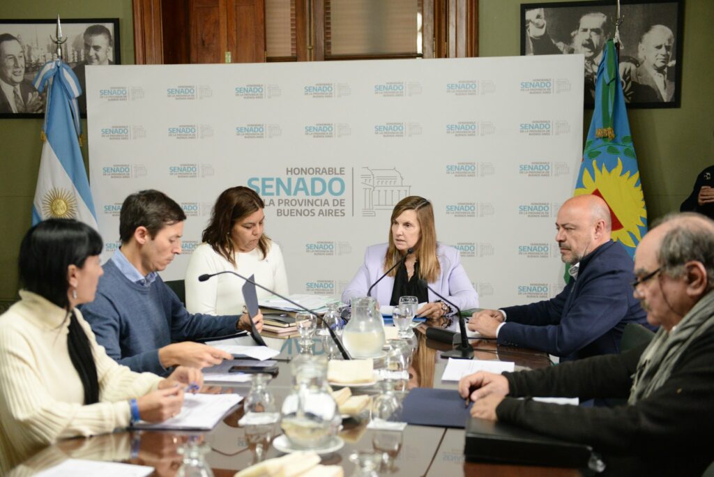 La comisión de Usuarios y Consumidores despachó una iniciativa para evitar la manipulación de tarjetas de crédito y débito por terceros.