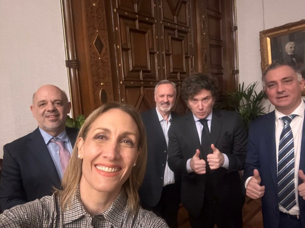 El bloque libertario del Senado bonaerense liderado por el Carlos Curestis recibió la bendición del presidente Javier Milei.