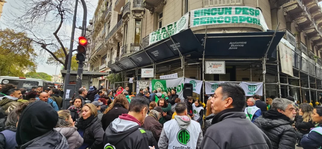 Trabajadores del INADI recibieron un mail de “desvinculación” del organismo y planean nuevas medidas de fuerza.