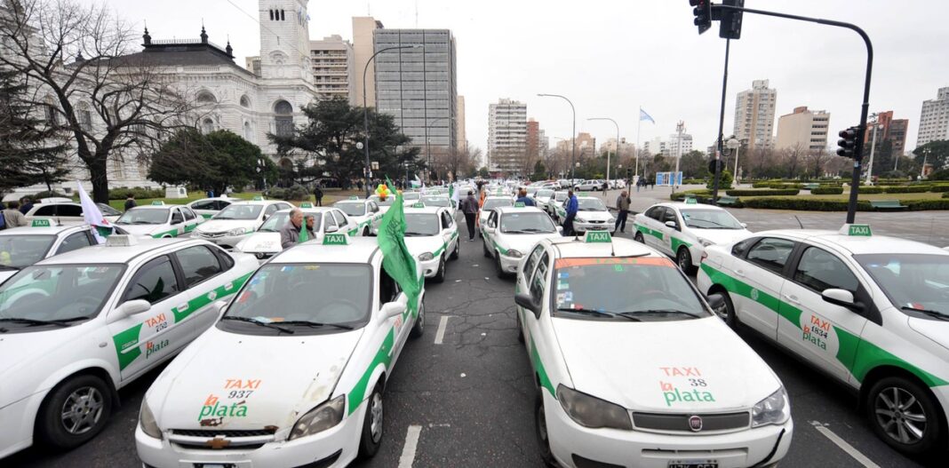 Taxistas, choferes y empresarios del transporte marchan este martes en la ciudad de La Plata, a la Casa de Gobernación, por los recortes de GNC en el interior bonaerense.