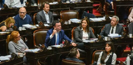 El bloque de diputados de la Unión Cívica Radical (UCR) buscará tratar este martes en una sesión especial el financiamiento de las universidades nacionales. Todos los detalles.