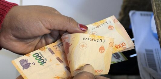 De acuerdo al Centro de Investigación y Formación de la República Argentina (CIFRA), el salario formal cayó un 15% en los últimos seis meses.