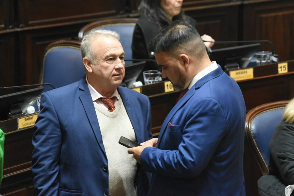 Gustavo Cuervo y Fabián Luayza, dos de los diputados libertarios dialoguistas que habitan la Legislatura bonaerense.