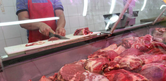 Según CICCRA, el consumo de carne por habitante cayó 10% en 2024 y fue el más bajo en 104 años. Todos los detalles.