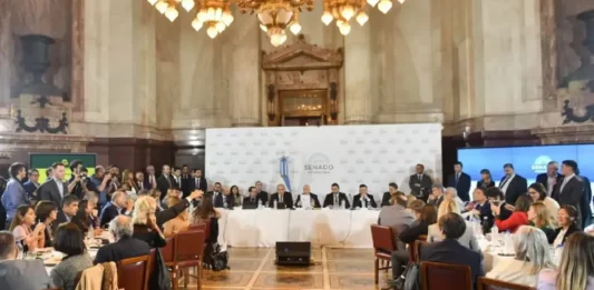 Todo indicaría que el oficialismo tampoco conseguiría dictaminar esta semana, por lo que la Ley Bases se votaría en el recinto del Senado el jueves 30 de mayo.