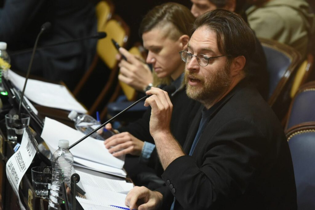 El diputado de izquierda Guillermo Kane durante su intervención a favor del proyecto de indemnizaciones laborales. 