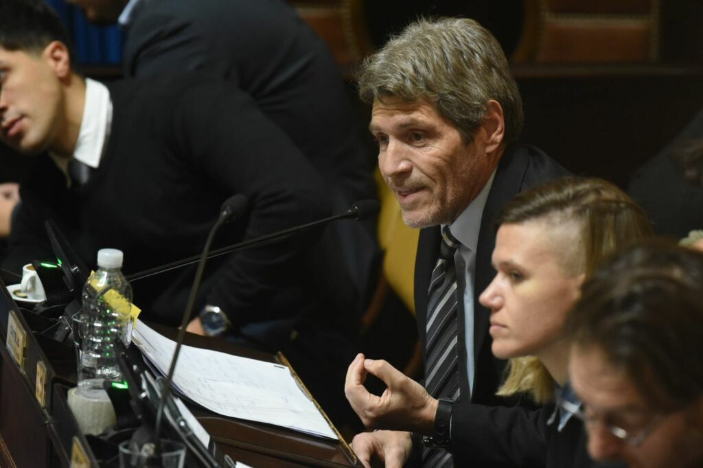 El liberal Guillermo Castello hizo enojar a medio recinto contra su intervención sobre el proyecto de indemnizaciones laborales. 