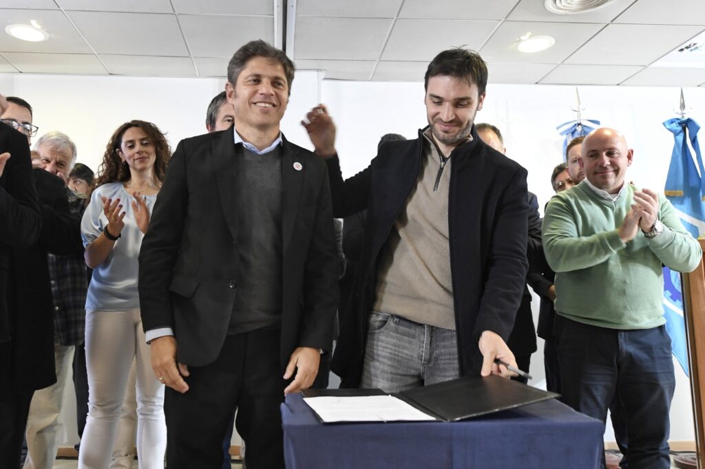 El gobernador bonaerense firmó un convenio de colaboración para reforzar el sistema de salud con la provincia de Chubut. 