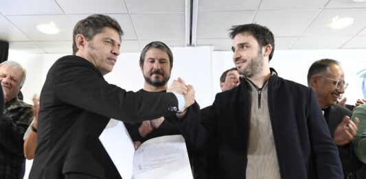 El gobernador bonaerense, Axel Kicillof, viajó este miércoles a Chubut, donde firmó un acuerdo para “reforzar el sistema de salud”, con el gobernador del PRO, Ignacio Torres.