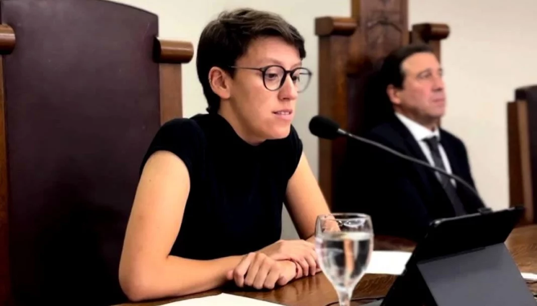 La intendenta radical de Adolfo González Chaves, Lucía Gómez, cargó contra su antecesor peronista, Marcelo Santillán, por un supuesto plus salarial del 9%.