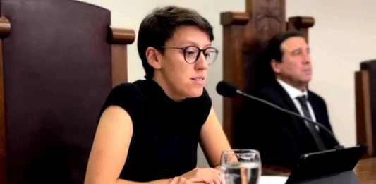 La intendenta radical de Adolfo González Chaves, Lucía Gómez, cargó contra su antecesor peronista, Marcelo Santillán, por un supuesto plus salarial del 9%.
