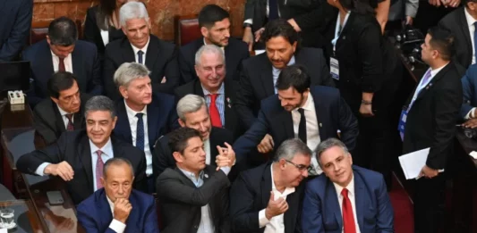 El gobernador bonaerense Axel Kicillof se reunirá con su par de Chubut, Ignacio Torres, para entregar ambulancias y afianzar alianzas contra el presidente Javier Milei.