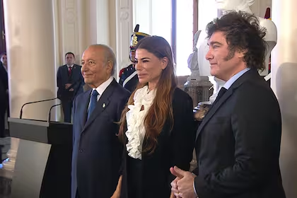 El presidente Javier Milei inauguró un busto de Carlos Menem en la Casa Rosada.