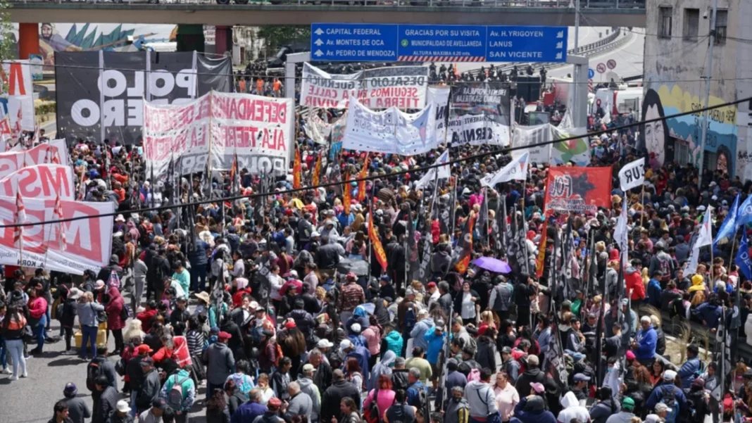 Se realizaron más de 30 allanamientos a dirigentes sociales imputados por extorsión. Las organizaciones denunciaron persecución política.