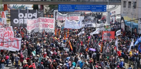 Se realizaron más de 30 allanamientos a dirigentes sociales imputados por extorsión. Las organizaciones denunciaron persecución política.