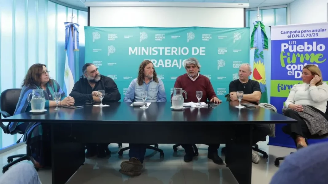 El Ministerio de Trabajo bonaerense tomó la posta y se puso al frente de la campaña contra el DNU de Milei en la Provincia.