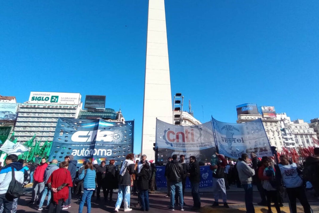 Un puñado de organizaciones sociales convocaron una mesa para firmar una petición que anule el mega DNU de Milei.